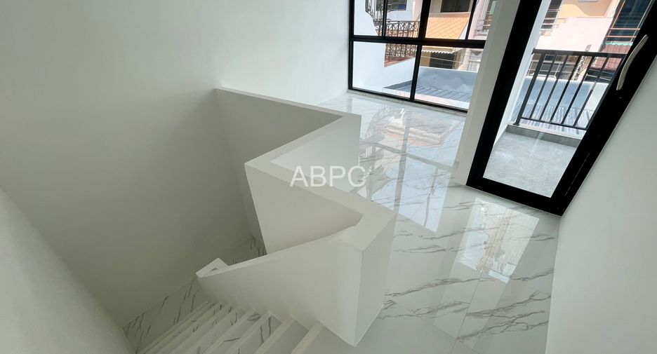 Casa adosada en venta de 5 habitaciones en Bang Lamung, Chonburi