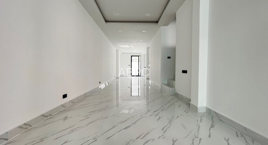 Casa adosada en venta de 5 habitaciones en Bang Lamung, Chonburi