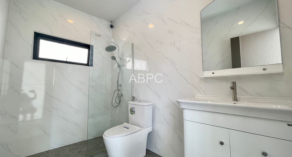 Casa adosada en venta de 5 habitaciones en Bang Lamung, Chonburi