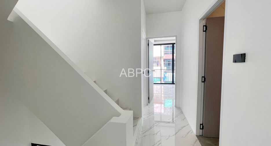 Casa adosada en venta de 5 habitaciones en Bang Lamung, Chonburi