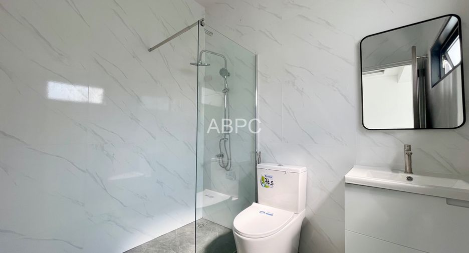 Casa adosada en venta de 5 habitaciones en Bang Lamung, Chonburi
