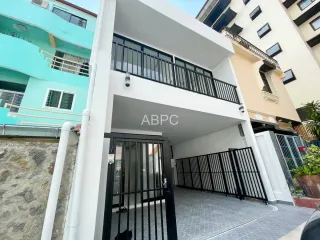For sale 5 ベッドルーム townhouse in Bang Lamung, Chonburi