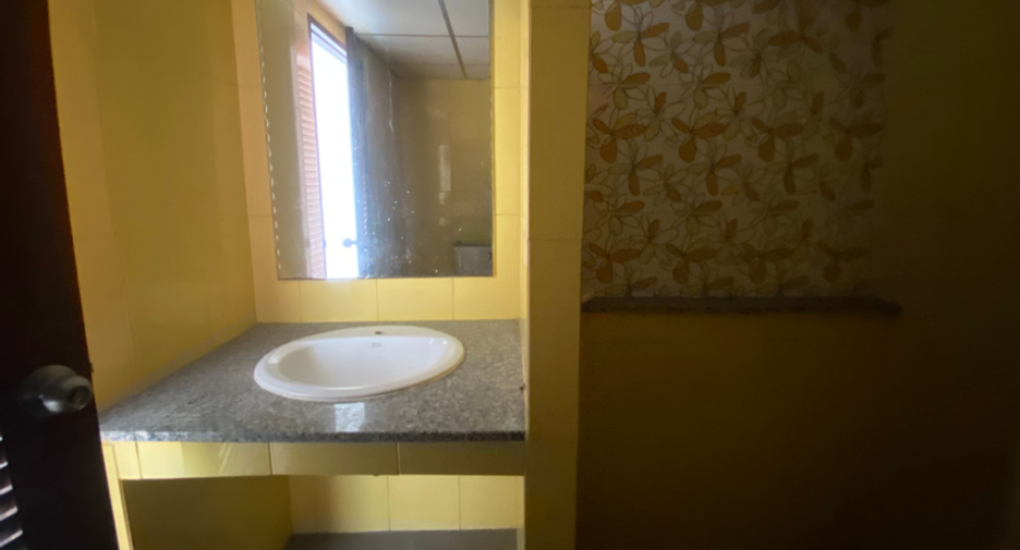 For sale 2 bedrooms condo in Huai Khwang, Bangkok