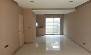Casa adosada en venta de 3 habitaciones en Bang Khen, Bangkok