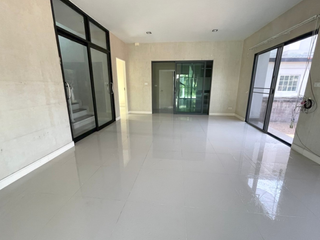 出售 4 卧室 独立屋 在 Mueang Pathum Thani, Pathum Thani