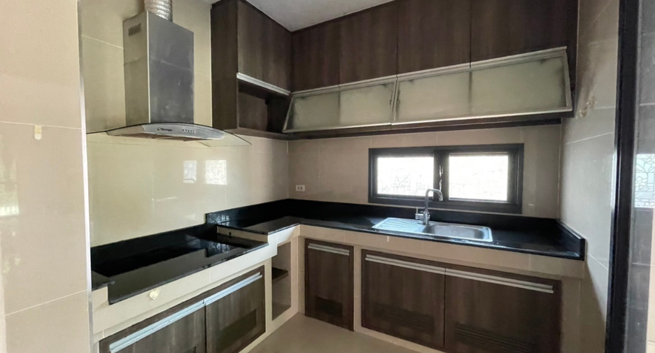 出售 4 卧室 独立屋 在 Mueang Pathum Thani, Pathum Thani