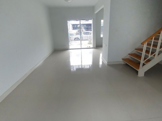 Casa adosada en venta de 3 habitaciones en Pak Kret, Nonthaburi