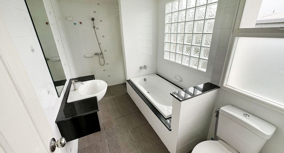 For sale 4 bedrooms house in Mueang Chiang Mai, Chiang Mai
