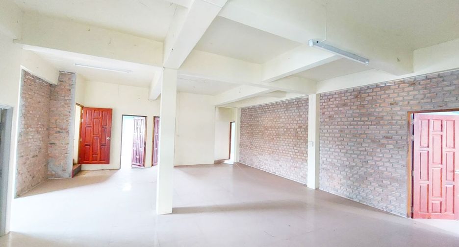 Local comercial en venta de 6 habitaciones en Kham Ta Kla, Sakon Nakhon