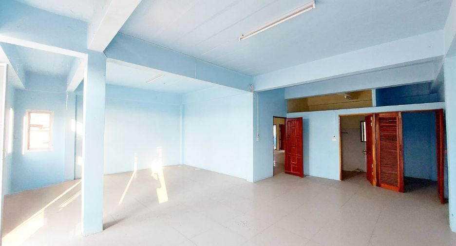 Local comercial en venta de 6 habitaciones en Kham Ta Kla, Sakon Nakhon