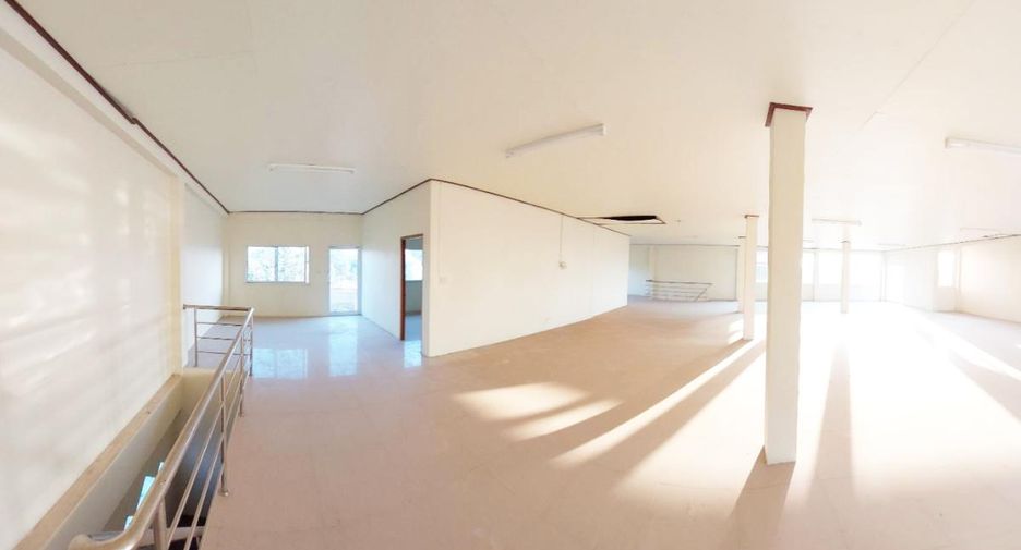 Local comercial en venta de 6 habitaciones en Kham Ta Kla, Sakon Nakhon