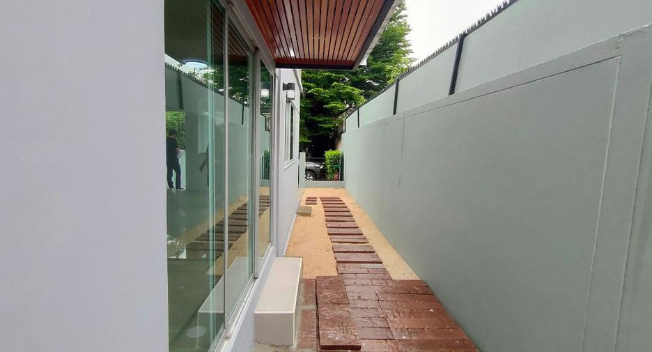 For sale 1 bed townhouse in Pathum Wan, Bangkok
