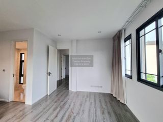 Casa adosada en alquiler de 4 habitaciones en Prawet, Bangkok