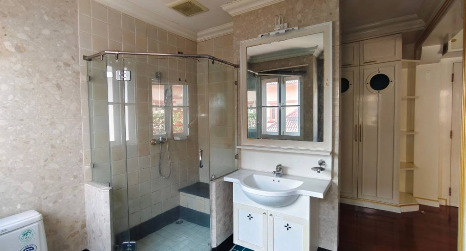 For sale 5 bedrooms house in Bang Khun Thian, Bangkok