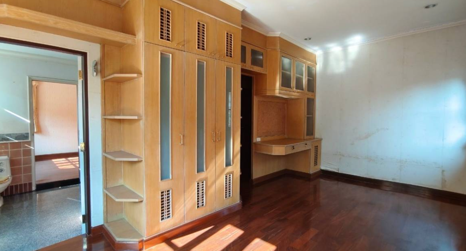 For sale 5 bedrooms house in Bang Khun Thian, Bangkok