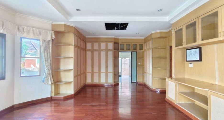For sale 5 bedrooms house in Bang Khun Thian, Bangkok
