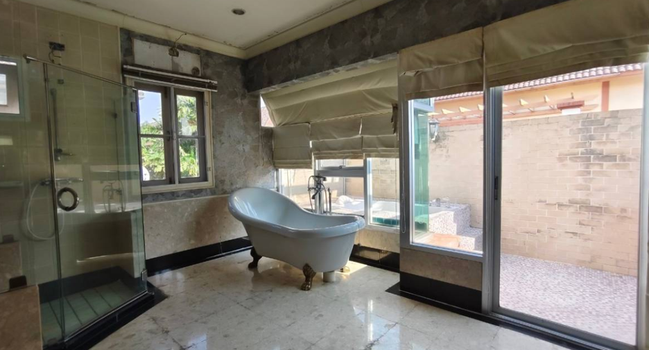 For sale 5 bedrooms house in Bang Khun Thian, Bangkok