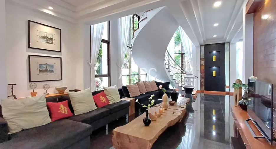 For rent and for sale 5 bedrooms house in Bang Lamung, Chonburi