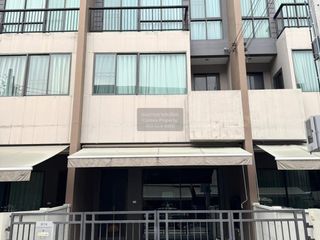 Casa adosada en venta de 3 habitaciones en Saphan Sung, Bangkok