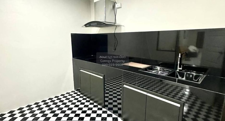 For sale 2 bedrooms townhouse in Bang Khun Thian, Bangkok