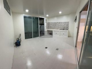 For sale 3 ベッドルーム townhouse in Khan Na Yao, Bangkok