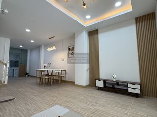 À vendre 3 chambres maison de ville à Krathum Baen, Samut Sakhon