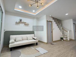 À vendre 3 chambres maison de ville à Krathum Baen, Samut Sakhon