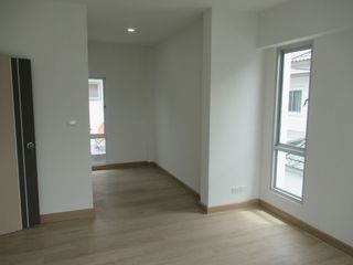Casa en venta de 3 habitaciones en Nong Khaem, Bangkok