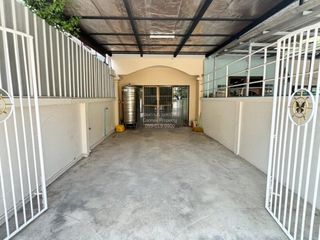 出租 4 卧室 联排别墅 在 Wang Thong Lang, 曼谷