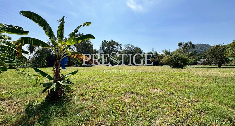 Terreno en venta en Si Racha, Chonburi