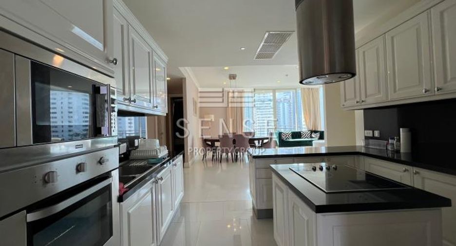 For sale 3 bedrooms condo in Watthana, Bangkok