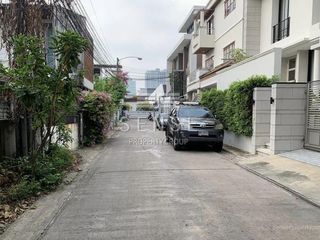 For sale 2 ベッドルーム house in Khlong Toei, Bangkok