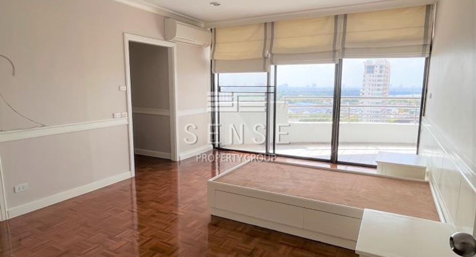 For rent 3 bedrooms condo in Yan Nawa, Bangkok