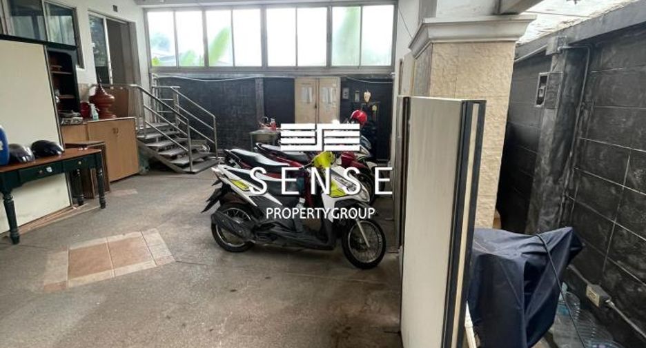 For sale 5 bedrooms townhouse in Yan Nawa, Bangkok