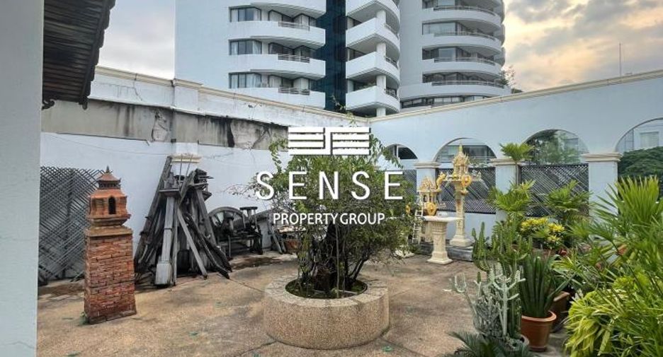 For sale 5 bedrooms townhouse in Yan Nawa, Bangkok