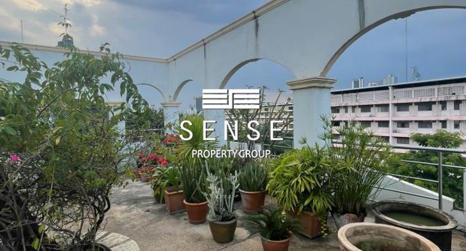 For sale 5 bedrooms townhouse in Yan Nawa, Bangkok