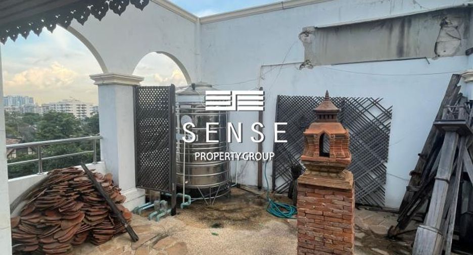 For sale 5 bedrooms townhouse in Yan Nawa, Bangkok