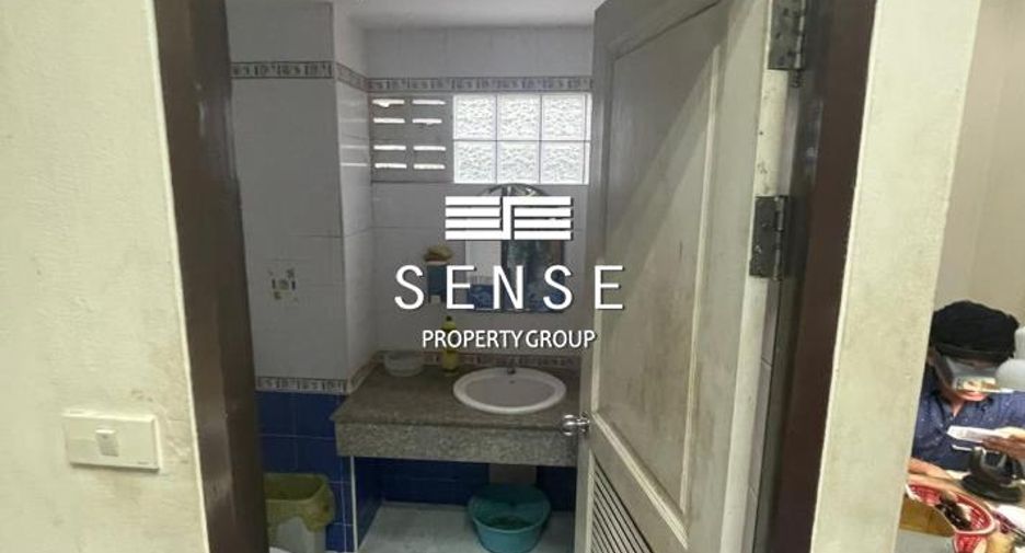 For sale 5 bedrooms townhouse in Yan Nawa, Bangkok