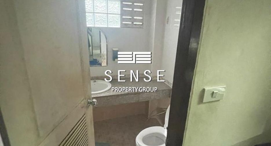 For sale 5 bedrooms townhouse in Yan Nawa, Bangkok