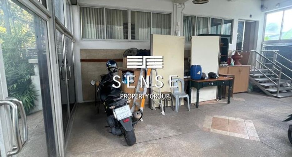 For sale 5 bedrooms townhouse in Yan Nawa, Bangkok