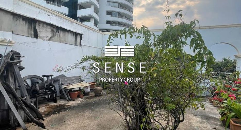 For sale 5 bedrooms townhouse in Yan Nawa, Bangkok