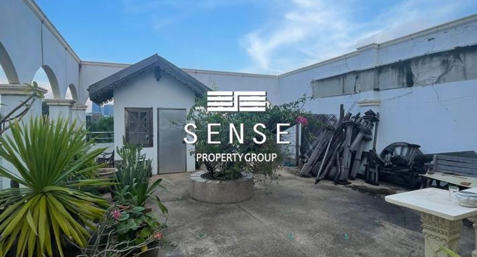 For sale 5 bedrooms townhouse in Yan Nawa, Bangkok