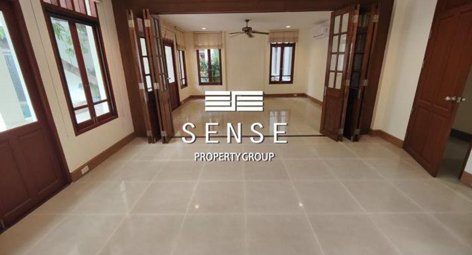 For rent 5 bedrooms house in Watthana, Bangkok