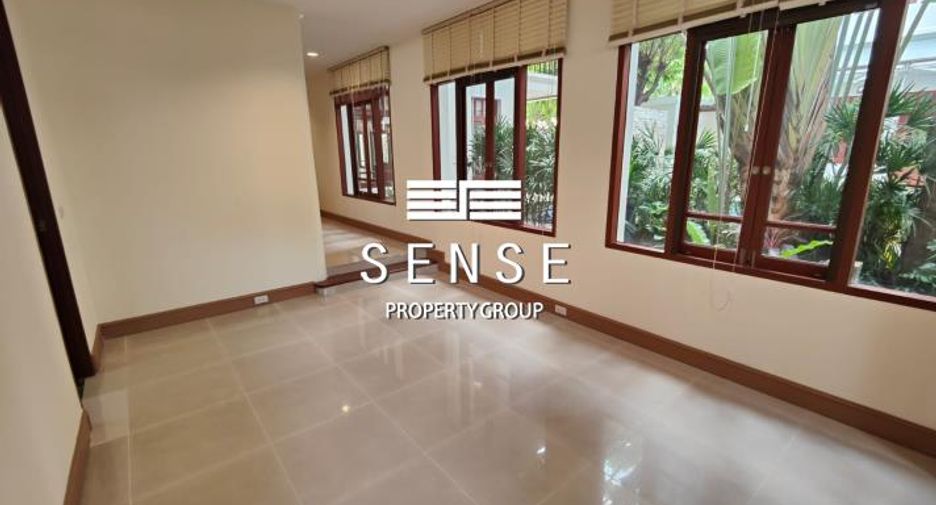 For rent 5 bedrooms house in Watthana, Bangkok
