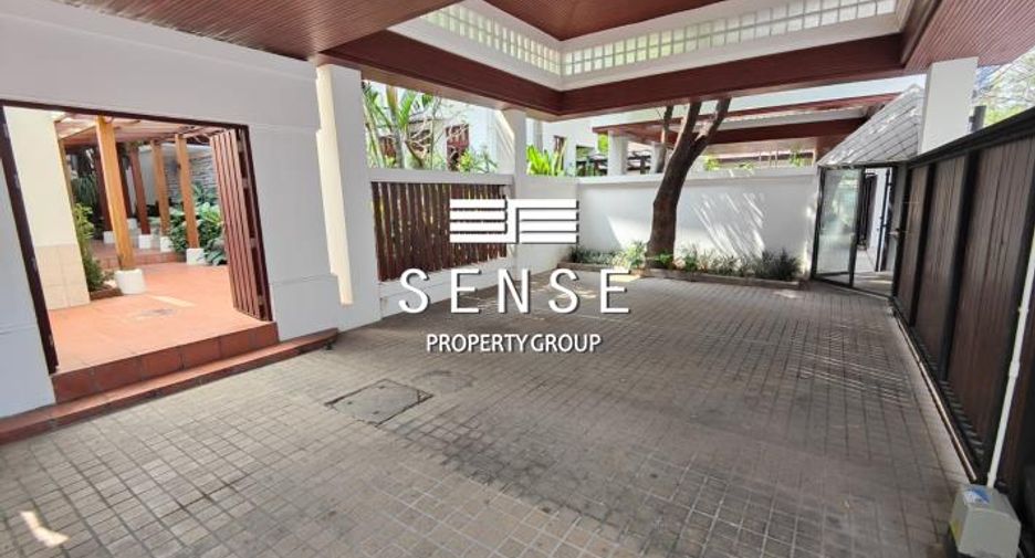 For rent 5 bedrooms house in Watthana, Bangkok