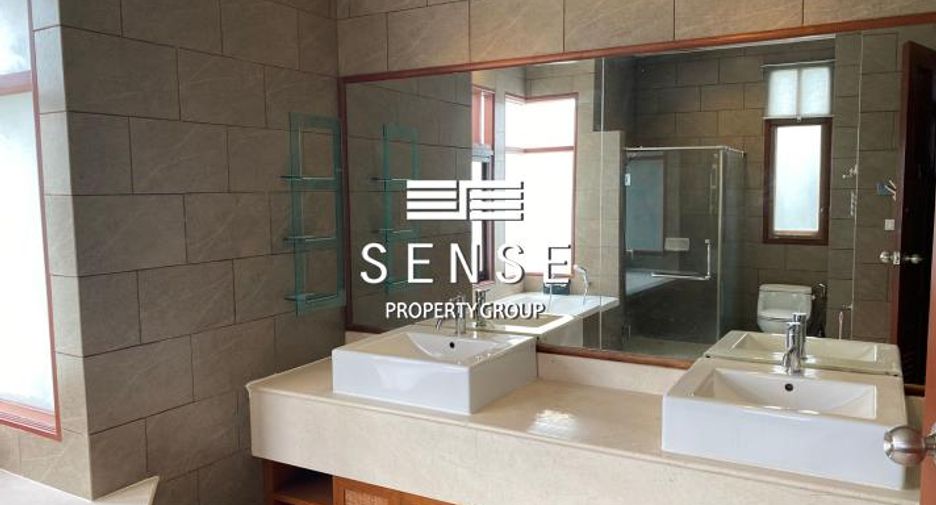 For rent 5 bedrooms house in Watthana, Bangkok