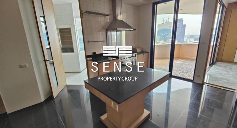 For sale 4 bedrooms condo in Watthana, Bangkok