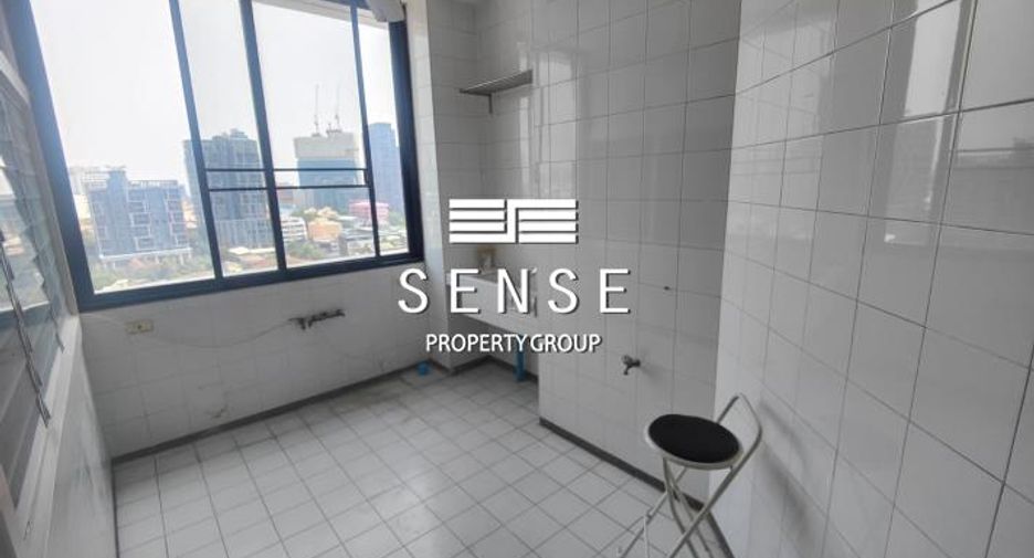 For sale 4 bedrooms condo in Watthana, Bangkok