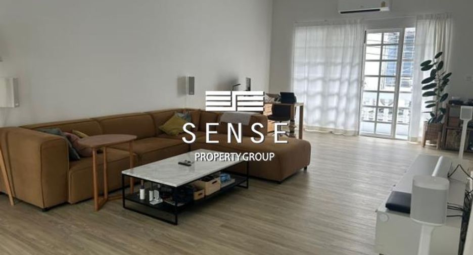 For rent 4 bedrooms house in Watthana, Bangkok