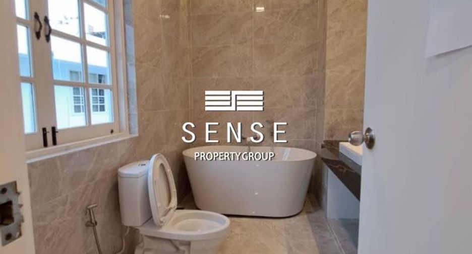 For rent 4 bedrooms house in Watthana, Bangkok